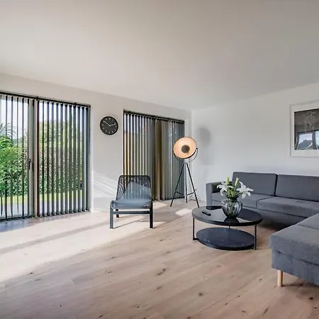 Spacious Family House アパート