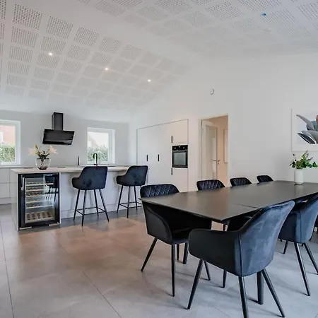 Apartment Spacious Family House *